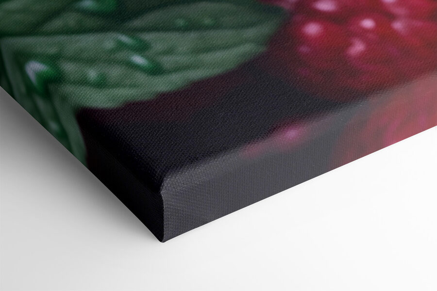 Tas de framboises avec des feuilles