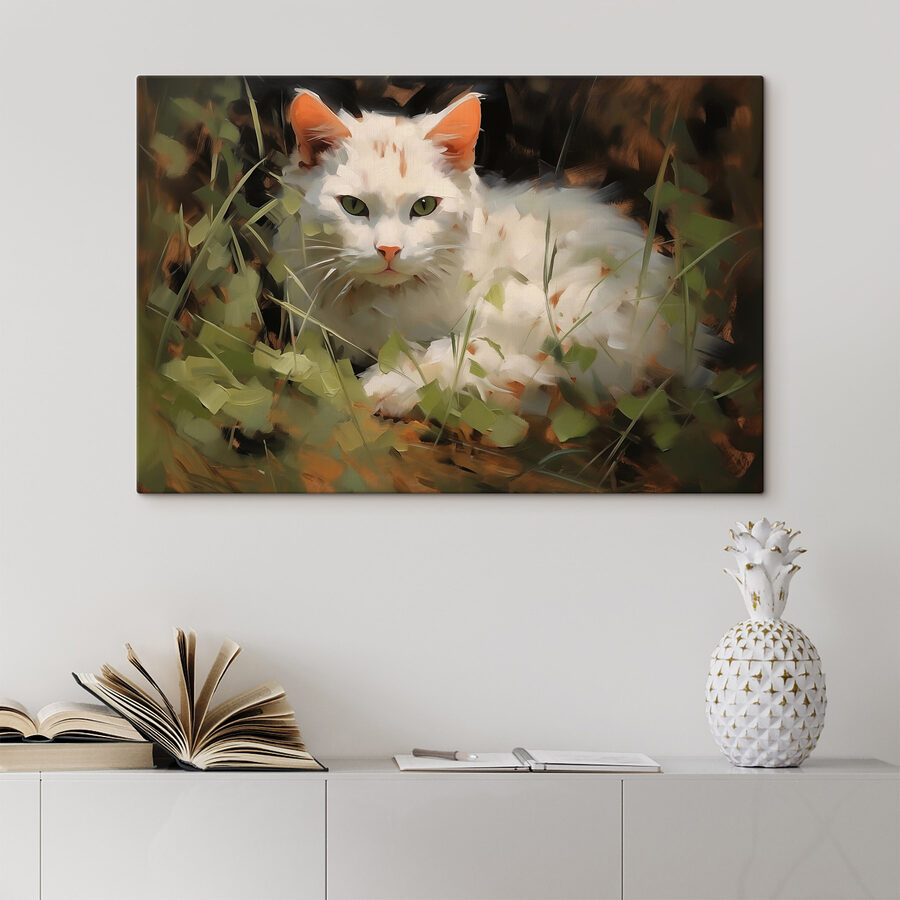 Chat blanc couché dans l'herbe