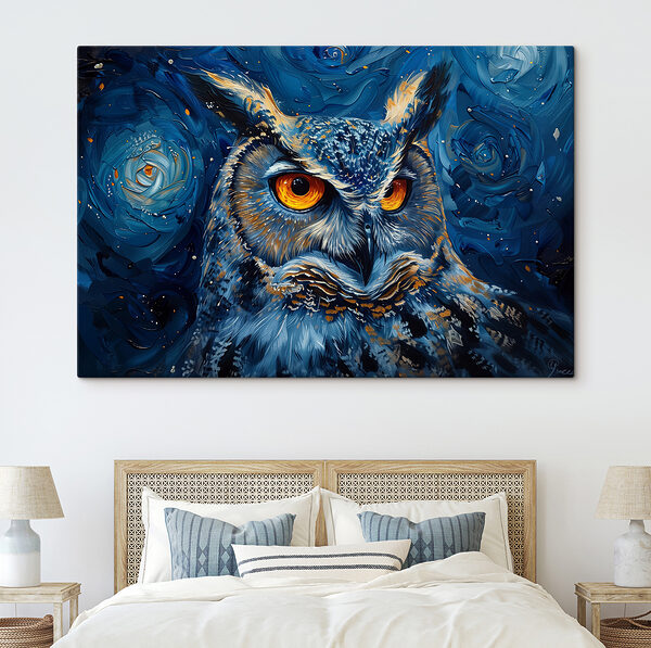 Un hibou aux yeux orange Un hibou aux yeux orange