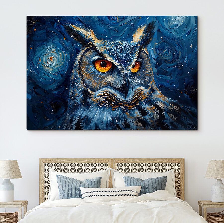 Un hibou aux yeux orange