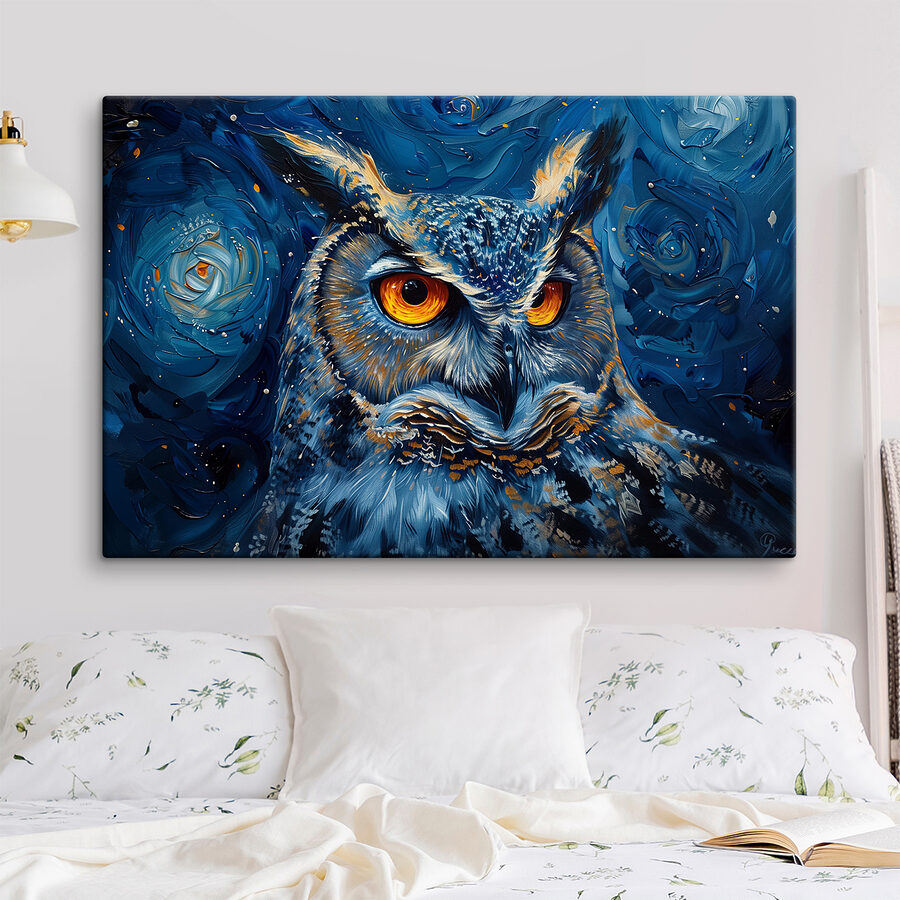Un hibou aux yeux orange
