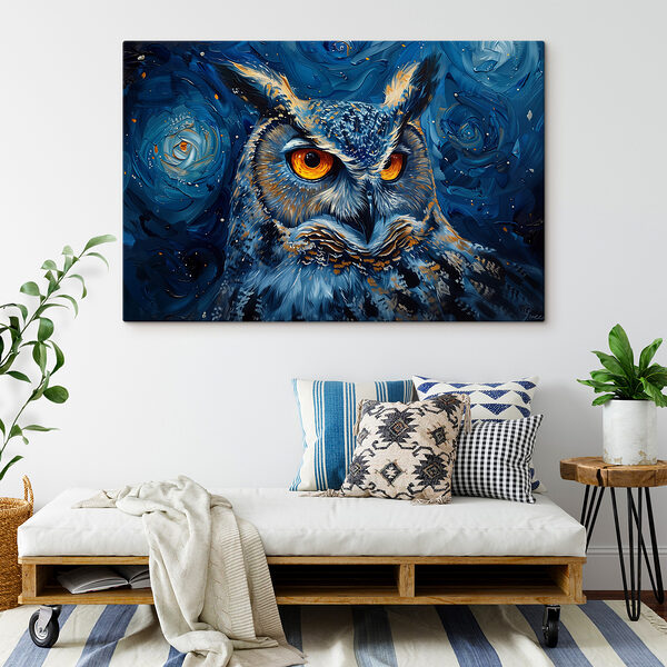 Un hibou aux yeux orange Un hibou aux yeux orange