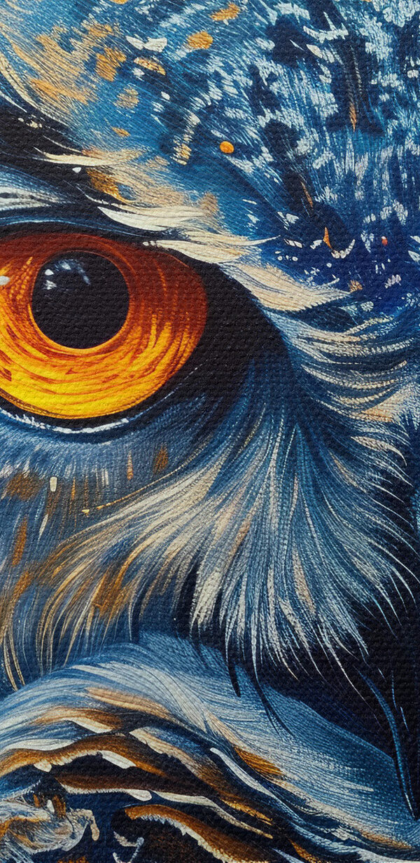 Un hibou aux yeux orange Un hibou aux yeux orange