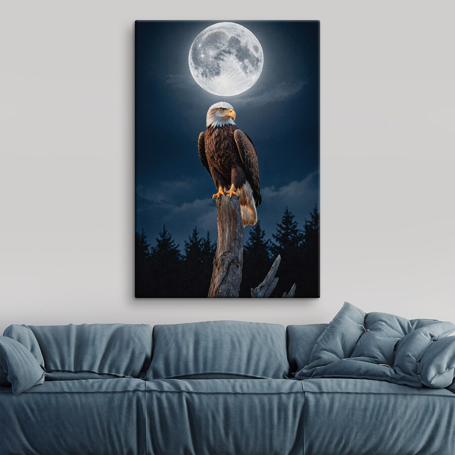 Pygargue à tête blanche sur un poteau avec la pleine lune en arrière-plan