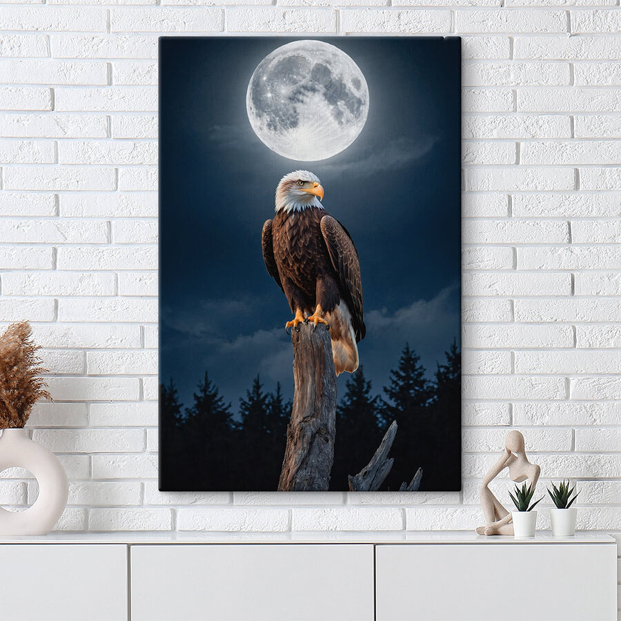 Pygargue à tête blanche sur un poteau avec la pleine lune en arrière-plan