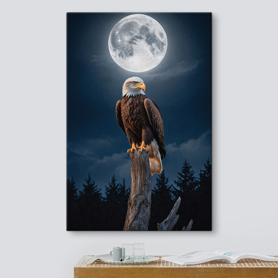 Pygargue à tête blanche sur un poteau avec la pleine lune en arrière-plan