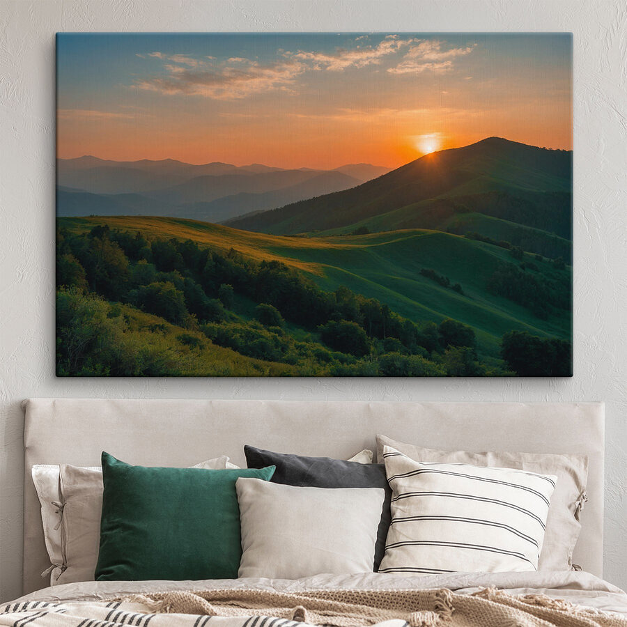 Coucher de soleil sur une colline verdoyante Coucher de soleil sur une colline verdoyante