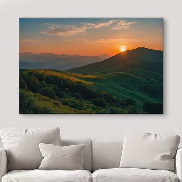 Coucher de soleil sur une colline verdoyante Coucher de soleil sur une colline verdoyante