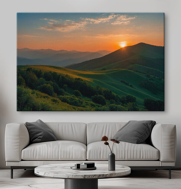 Coucher de soleil sur une colline verdoyante Coucher de soleil sur une colline verdoyante