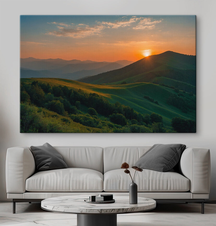 Coucher de soleil sur une colline verdoyante Coucher de soleil sur une colline verdoyante