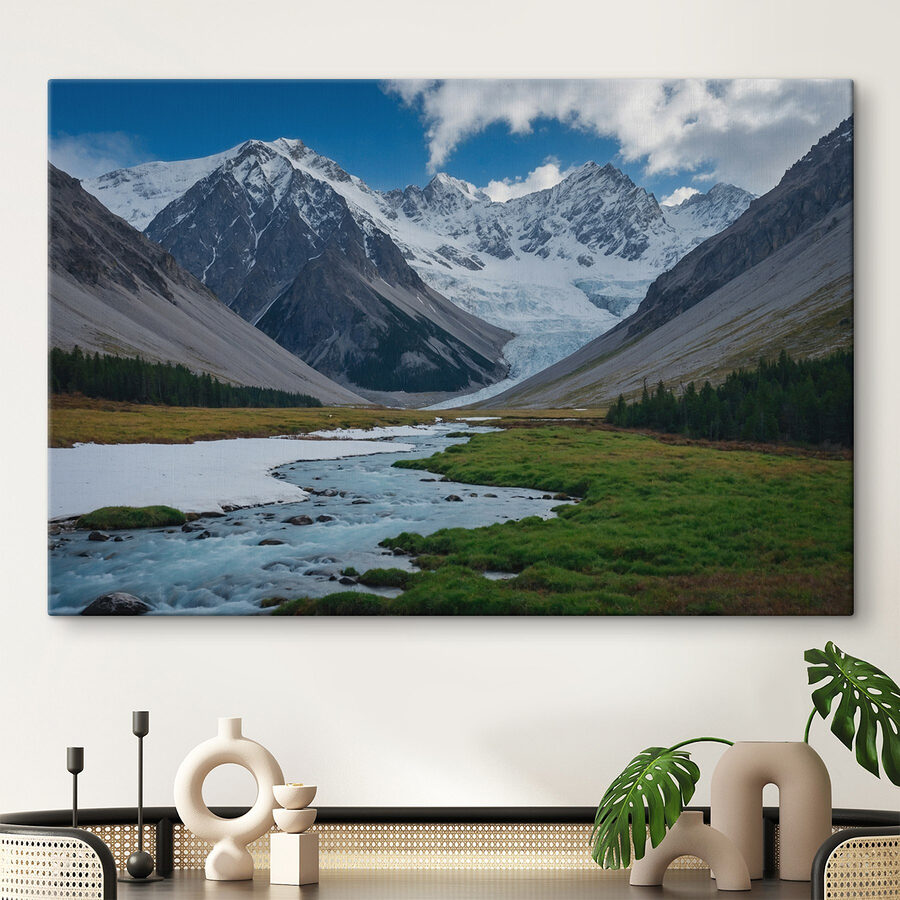 Rivière traversant une vallée avec des montagnes enneigées Rivière traversant une vallée avec des montagnes enneigées