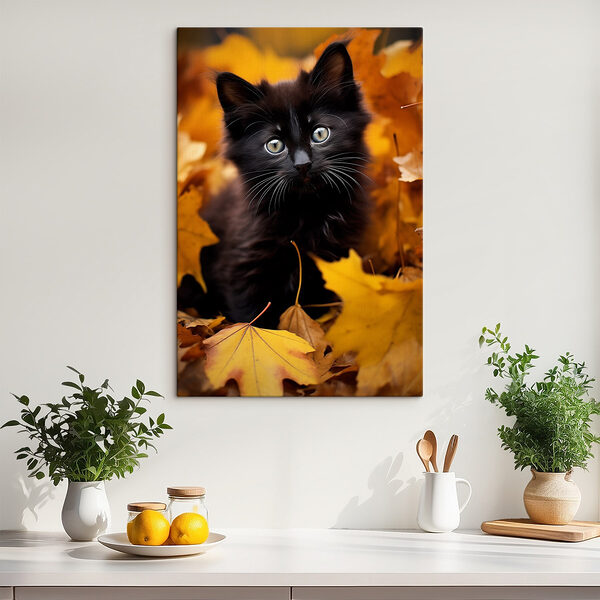 Chaton noir dans un tas de feuilles Chaton noir dans un tas de feuilles