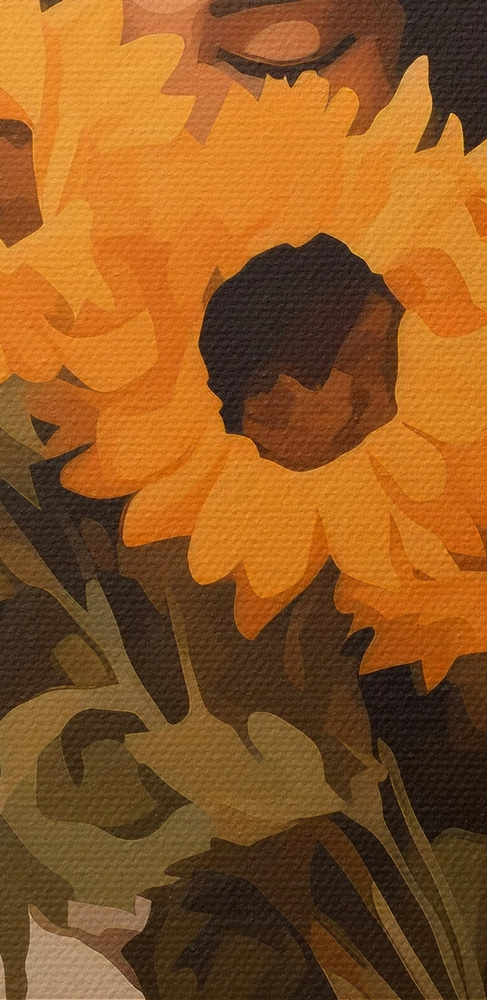 Femme tenant un bouquet de tournesols
