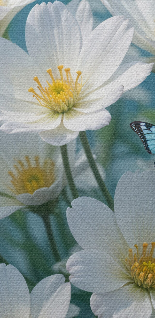 Groupe de papillons volant autour d'une fleur blanche Groupe de papillons volant autour d'une fleur blanche