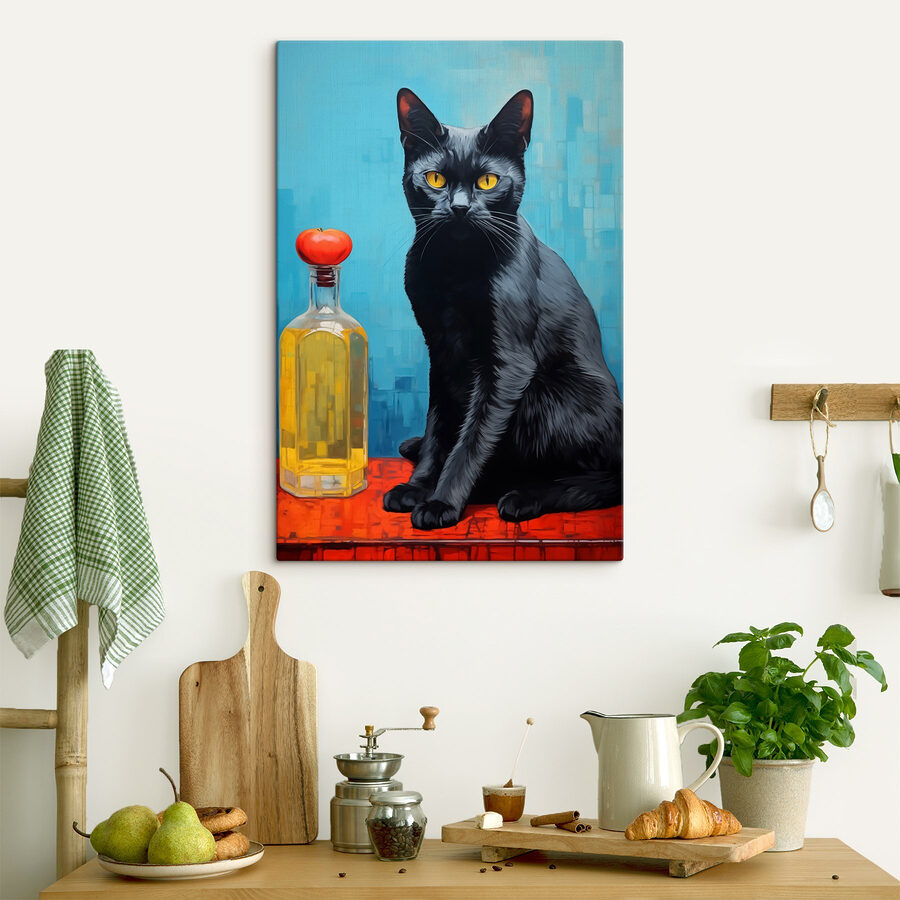 Chat noir assis à côté d'une bouteille de liquide