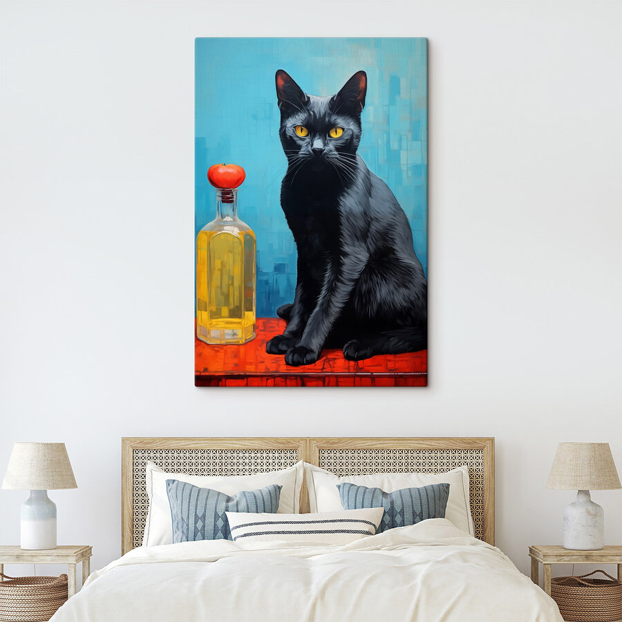 Chat noir assis à côté d'une bouteille de liquide