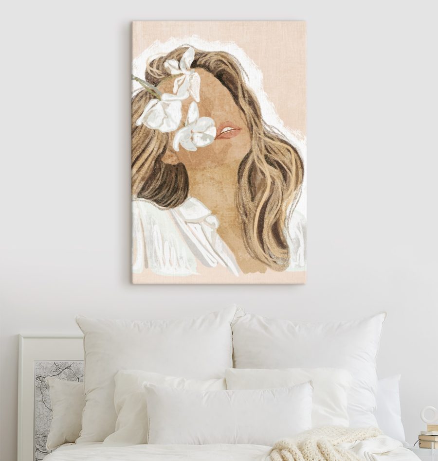 Femme avec des fleurs dans les cheveux