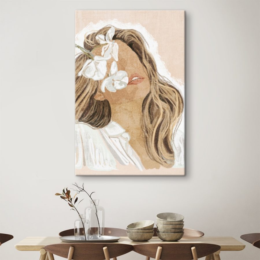 Femme avec des fleurs dans les cheveux
