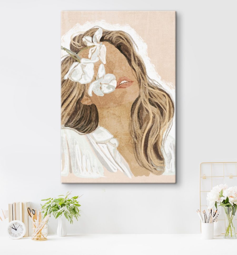 Femme avec des fleurs dans les cheveux