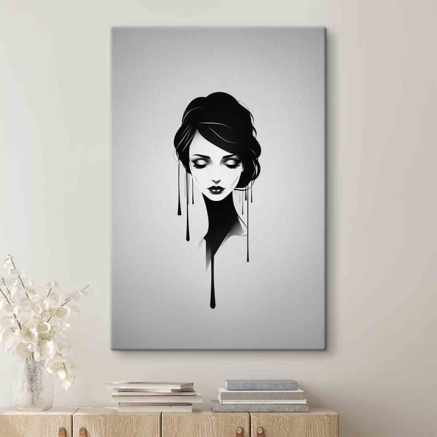 Femme aux cheveux noirs et maquillée