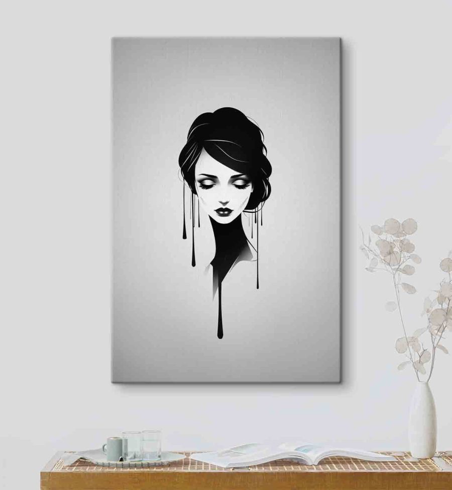Femme aux cheveux noirs et maquillée