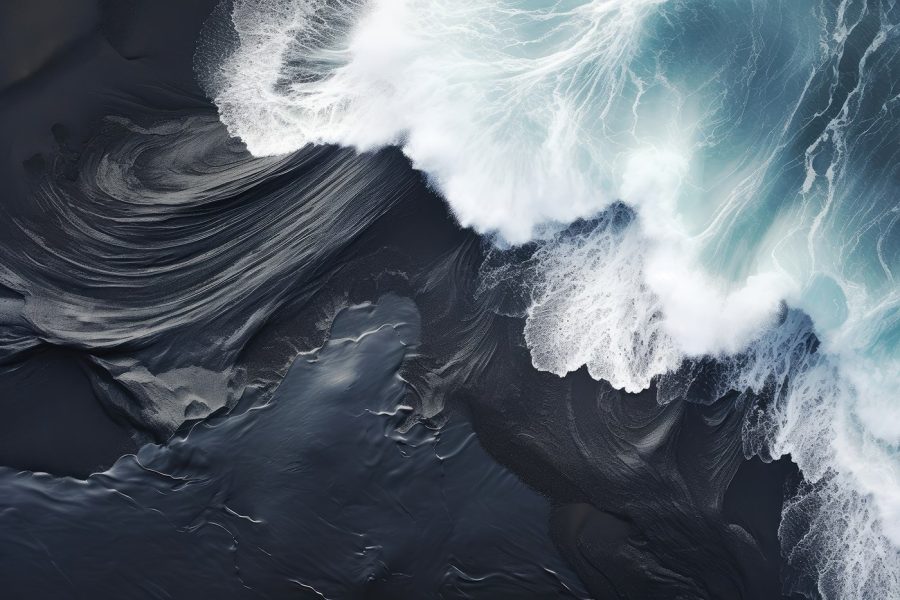 Vagues déferlantes sur une plage de sable noir