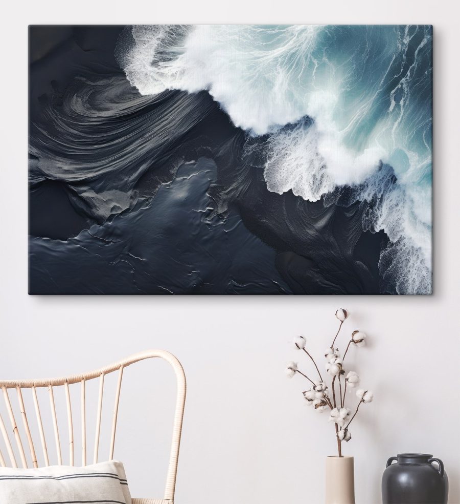 Vagues déferlantes sur une plage de sable noir