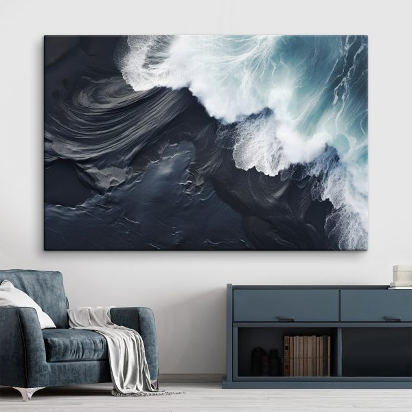 Vagues déferlantes sur une plage de sable noir Vagues déferlantes sur une plage de sable noir