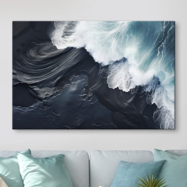 Vagues déferlantes sur une plage de sable noir Vagues déferlantes sur une plage de sable noir