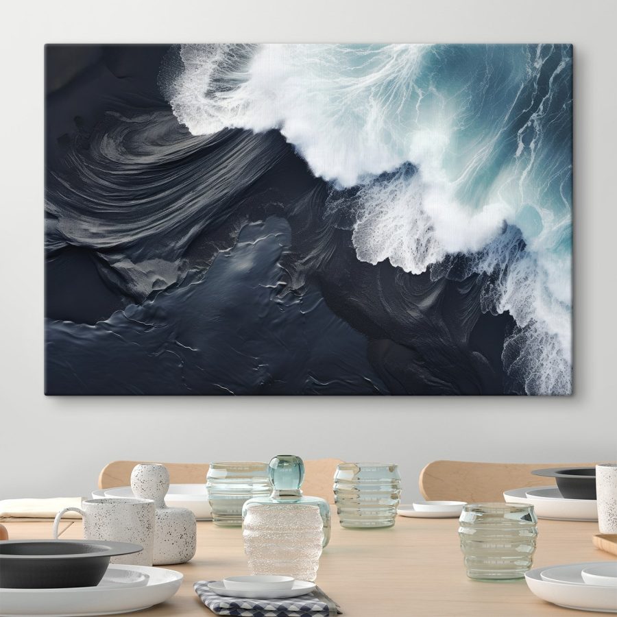 Vagues déferlantes sur une plage de sable noir