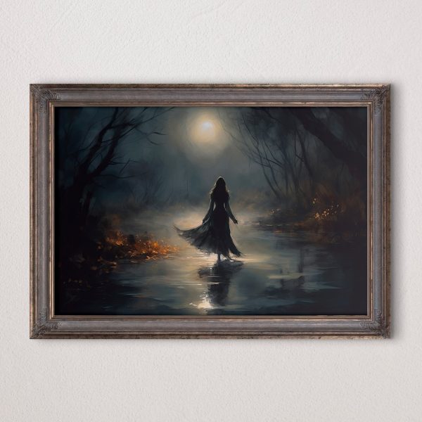 Femme marchant dans une forêt sombre Femme marchant dans une forêt sombre