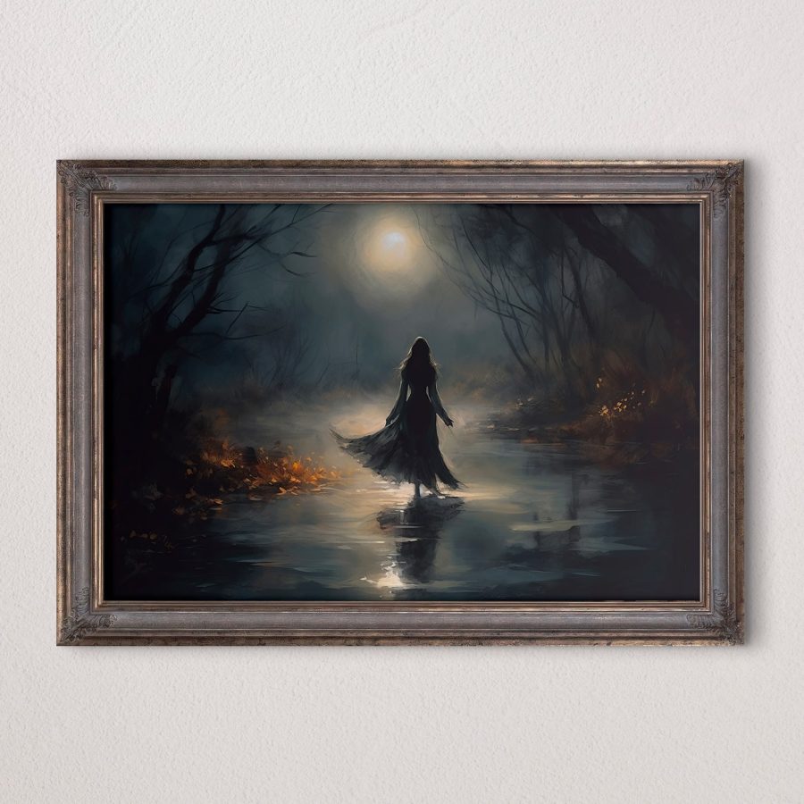Femme marchant dans une forêt sombre