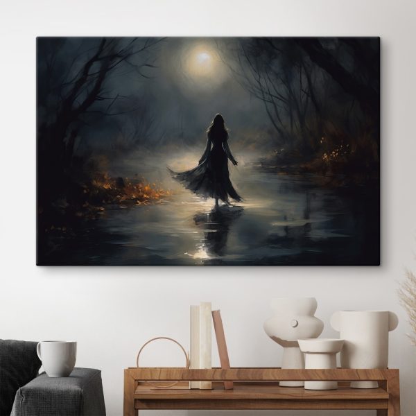 Femme marchant dans une forêt sombre Femme marchant dans une forêt sombre