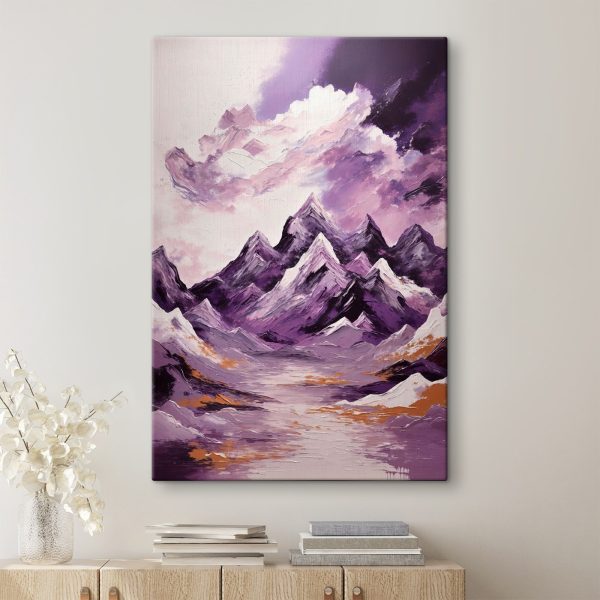 Montagnes violettes avec nuages et ciel violet Montagnes violettes avec nuages et ciel violet