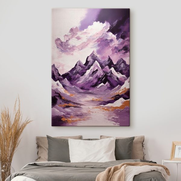Montagnes violettes avec nuages et ciel violet Montagnes violettes avec nuages et ciel violet
