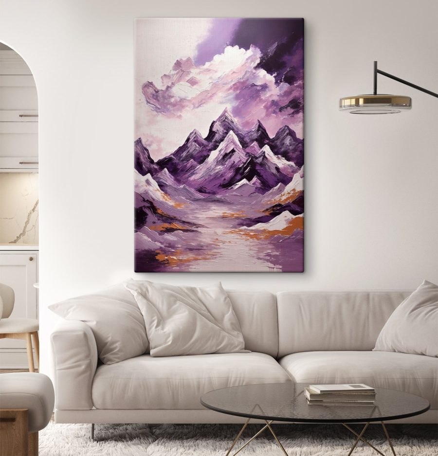 Montagnes violettes avec nuages et ciel violet