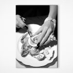 Tableaux Femme tenant une cuillère et une huître