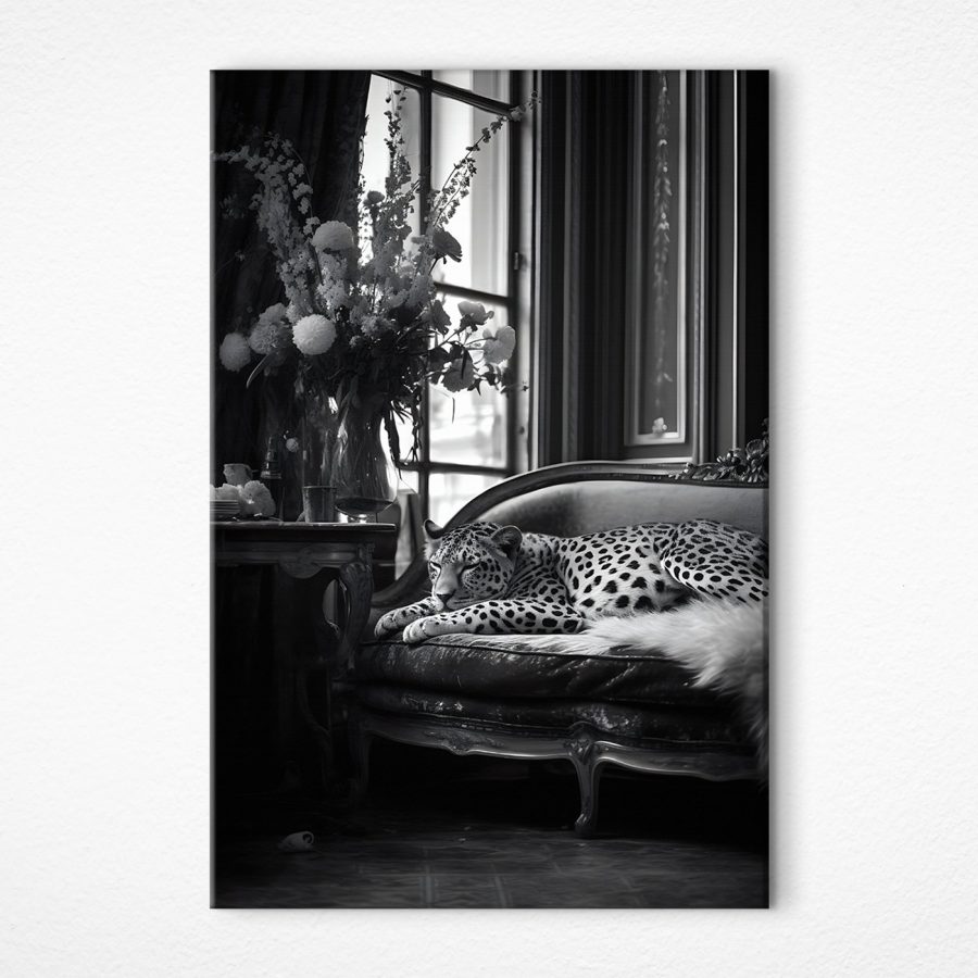 Léopard couché sur un canapé