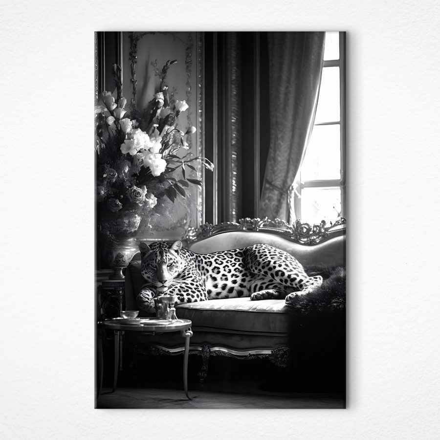 Léopard couché sur un canapé