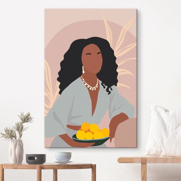 Femme aux cheveux longs portant une chemise blanche et un collier Femme aux cheveux longs portant une chemise blanche et un collier