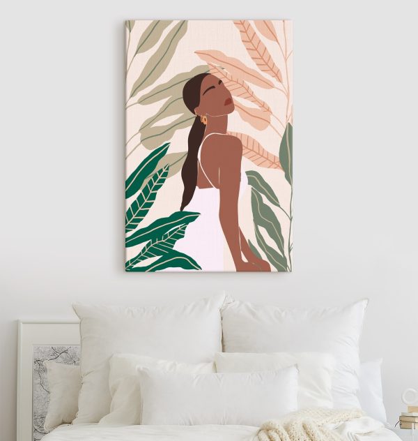 Femme sereine au milieu d'un feuillage luxuriant Femme sereine au milieu d'un feuillage luxuriant