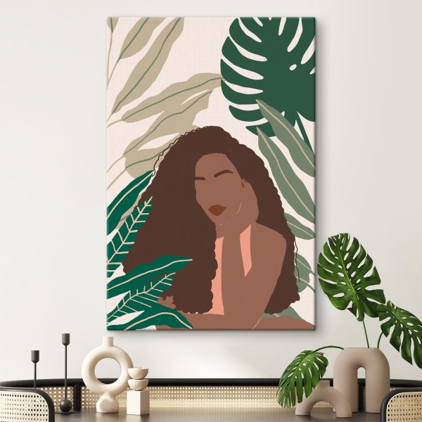 Femme aux cheveux longs sur fond de feuilles vertes Femme aux cheveux longs sur fond de feuilles vertes