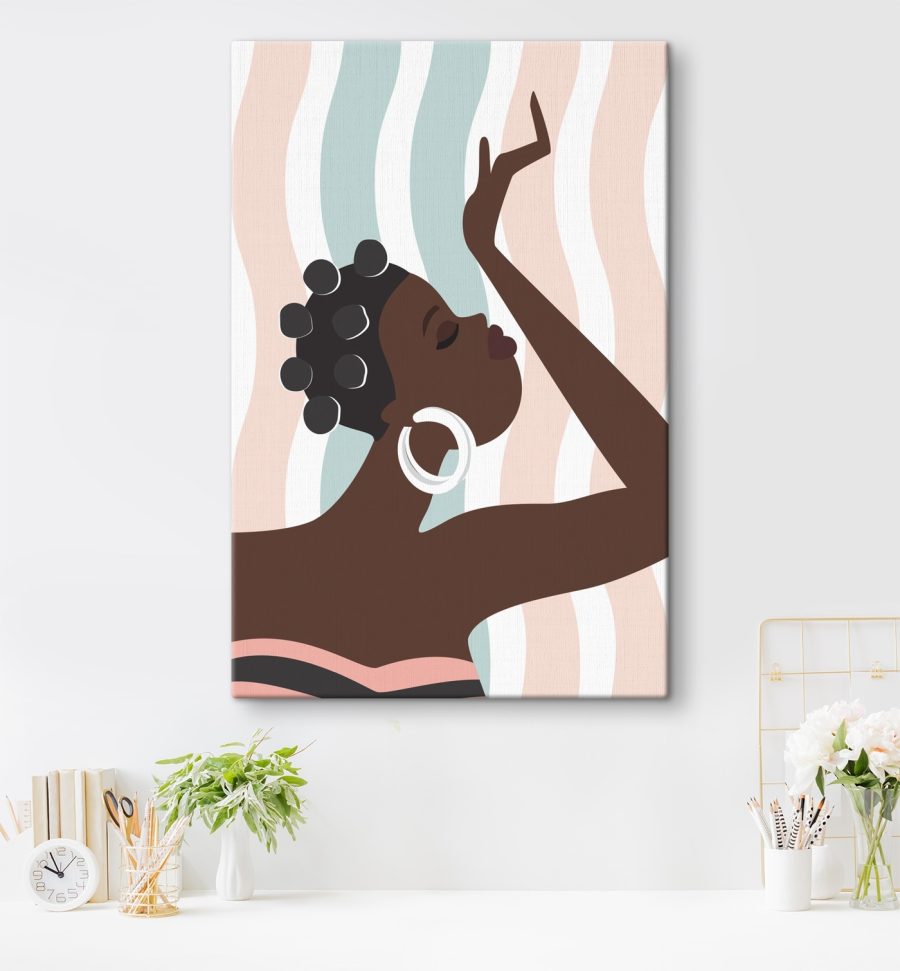 Femme avec la main levée