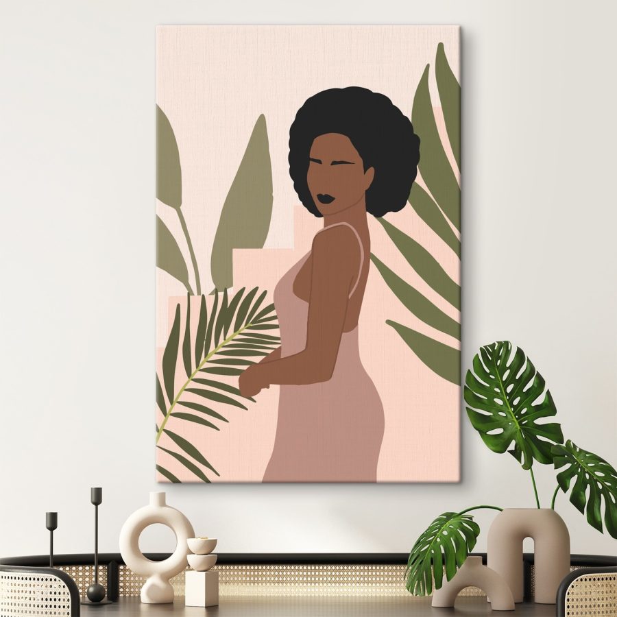 Femme aux cheveux noirs et plante