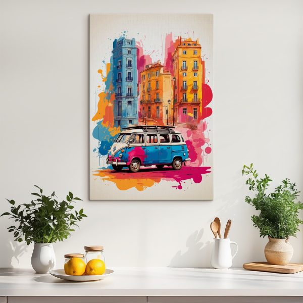Camionnette avec un toit sur le dessus et un bâtiment coloré Camionnette avec un toit sur le dessus et un bâtiment coloré