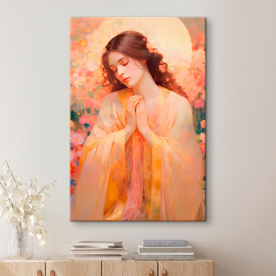 Femme en robe, les mains jointes, devant un fond fleuri