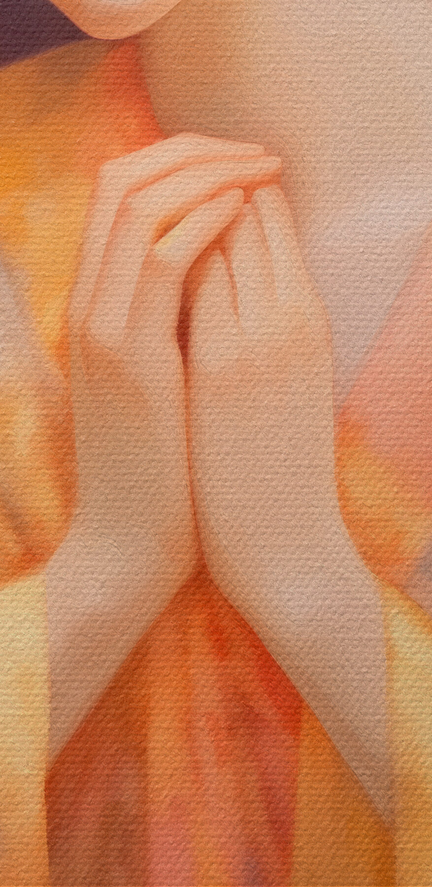 Femme en robe, les mains jointes, devant un fond fleuri