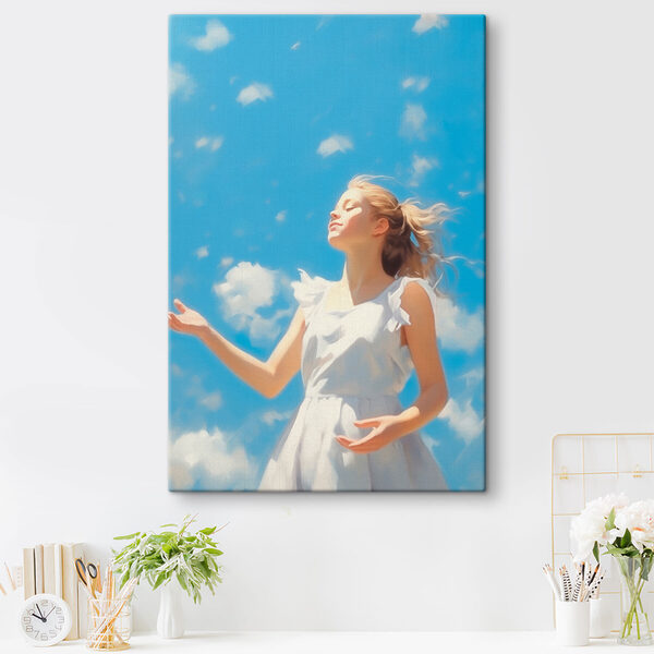 Femme en robe blanche avec les bras en l'air Femme en robe blanche avec les bras en l'air