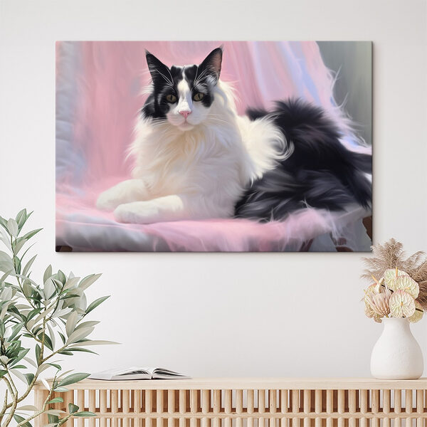 Chat noir et blanc couché sur une couverture rose Chat noir et blanc couché sur une couverture rose