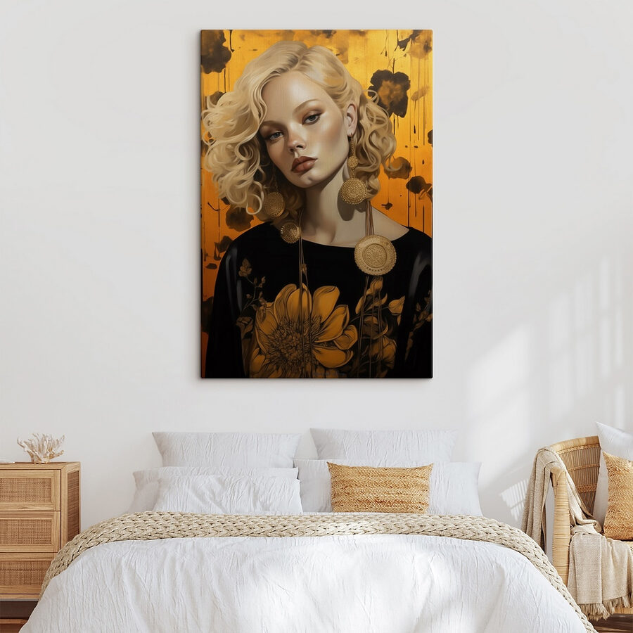 Femme aux cheveux blonds bouclés et aux grandes boucles d'oreilles